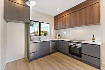 2/1 Holland Avenue, Point England