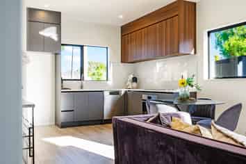 2/1 Holland Avenue, Point England