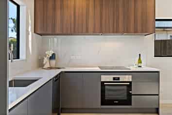 2/1 Holland Avenue, Point England