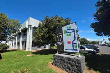 LARGE LAMBIE DRIVE OFFICE
