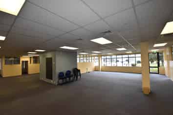 LARGE LAMBIE DRIVE OFFICE
