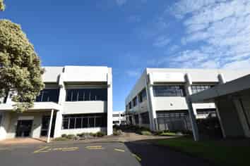 LARGE LAMBIE DRIVE OFFICE
