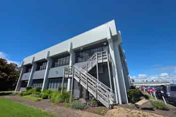 LARGE LAMBIE DRIVE OFFICE
