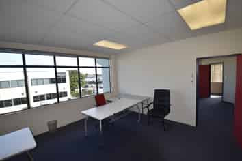LARGE LAMBIE DRIVE OFFICE
