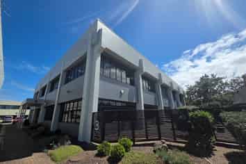 LARGE LAMBIE DRIVE OFFICE
