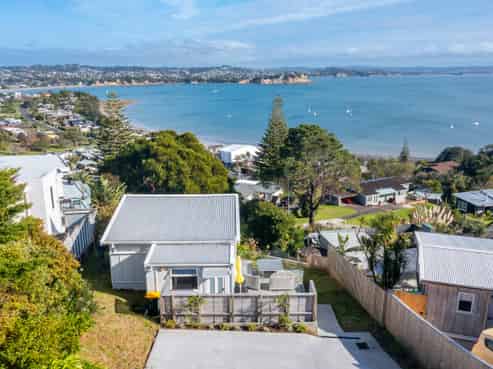 9 Roberts Road, Matakatia