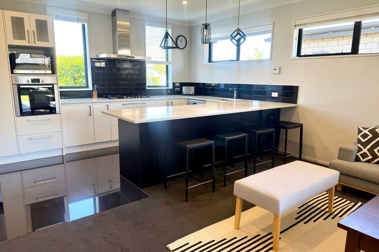 Fully Furnished Modern Spacious Family Home in Prime Subdivision! - Vista 3