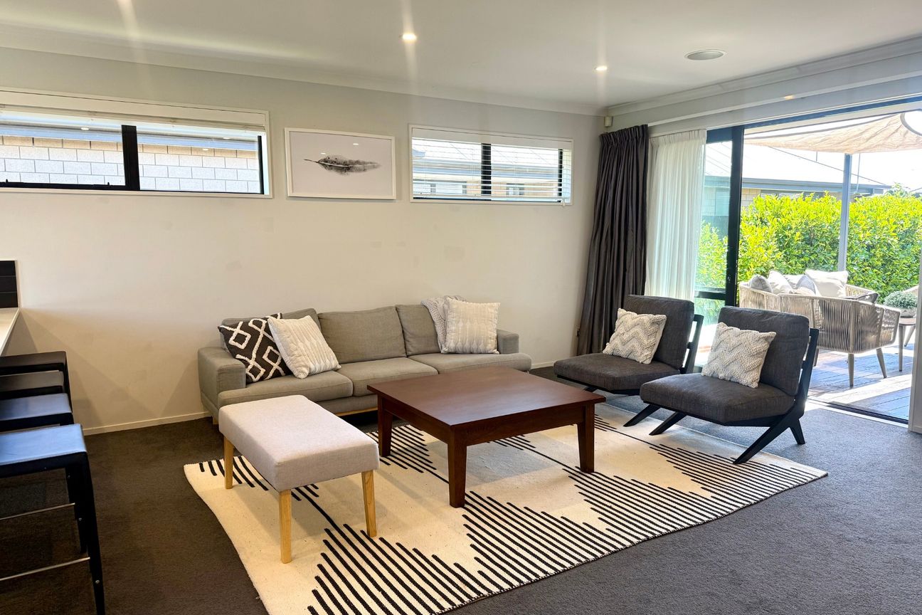 Fully Furnished Modern Spacious Family Home in Prime Subdivision! - Vista 2