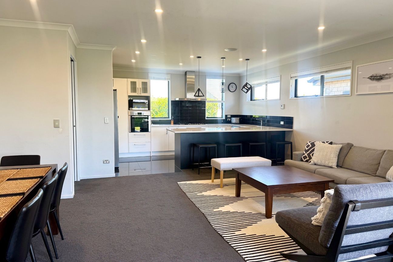 Fully Furnished Modern Spacious Family Home in Prime Subdivision! - Vista 5