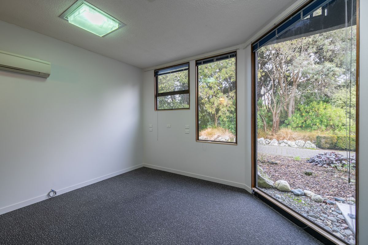 High Profile Commercial Building for Lease - Mehr