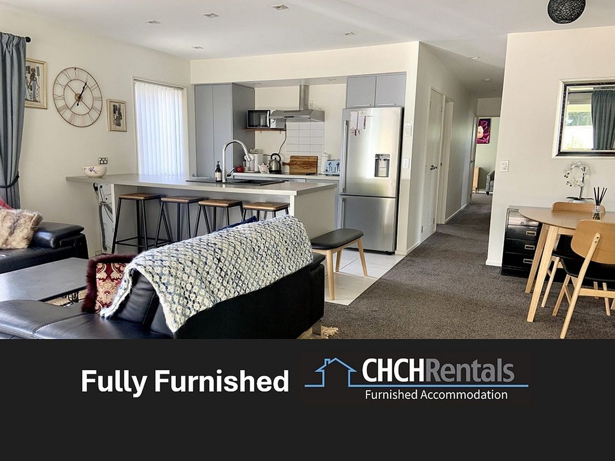 Immaculate Fully Furnished Rear Modern Townhouse in Superb Location!