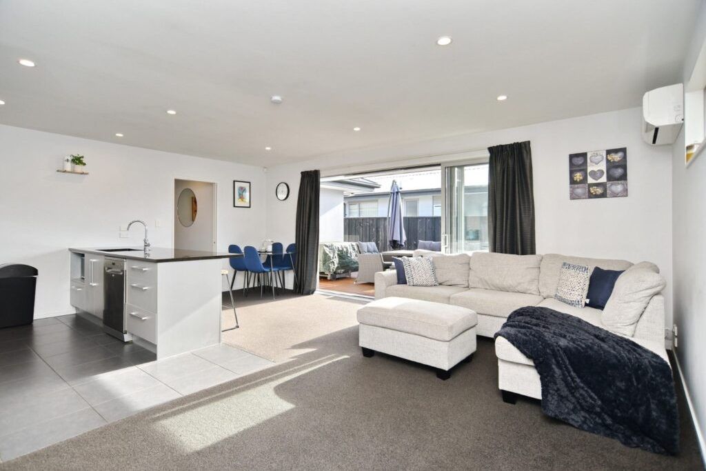 Modern sundrenched fully furnished rear townhouse in excellent central location! - Aanzicht 3
