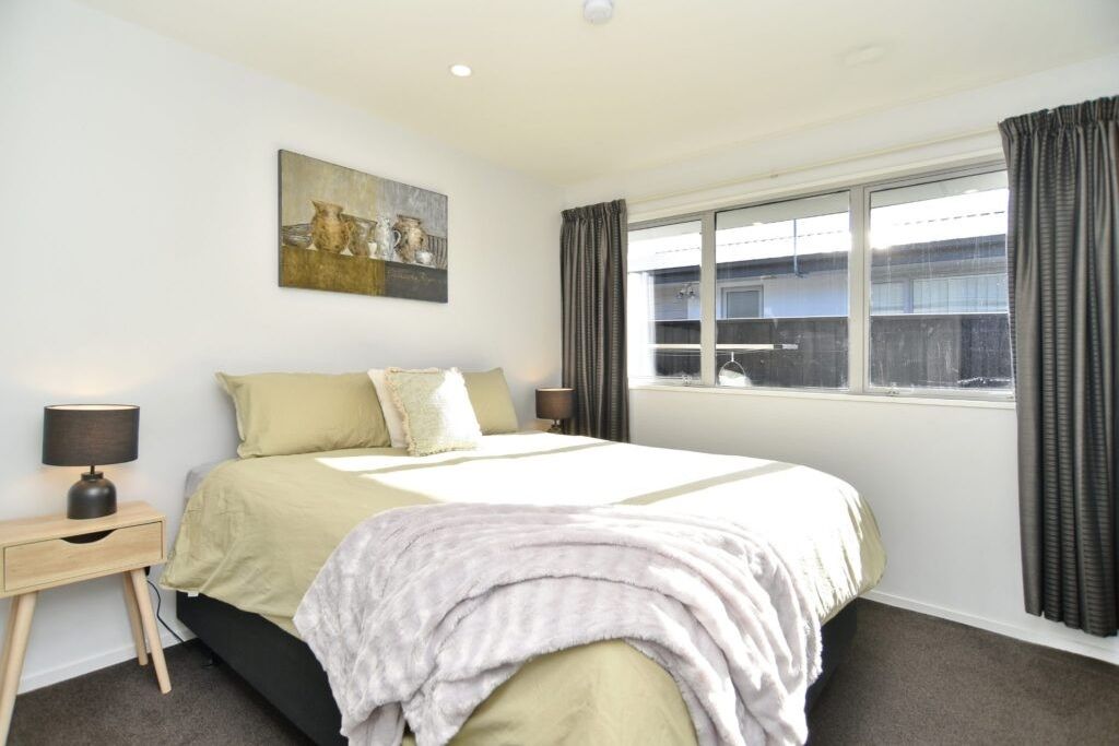 Modern sundrenched fully furnished rear townhouse in excellent central location! - Meer