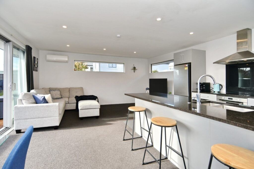 Modern sundrenched fully furnished rear townhouse in excellent central location! - Aanzicht 4