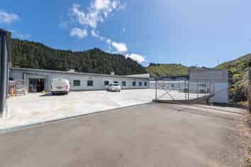 400 sqm Office/ Storage  with 10 Carparks