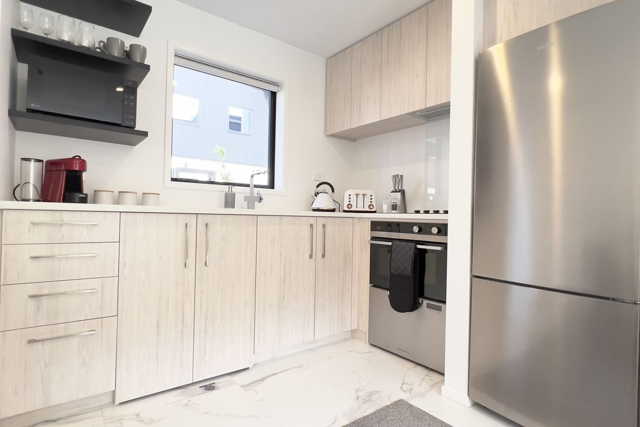 FULLY FURNISHED STYLISHLY PRESENTED INNER CITY TOWNHOUSE! - Vista 3