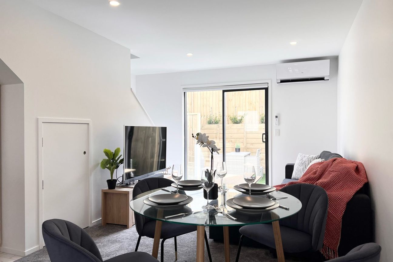 FULLY FURNISHED STYLISHLY PRESENTED INNER CITY TOWNHOUSE! - Vista 5
