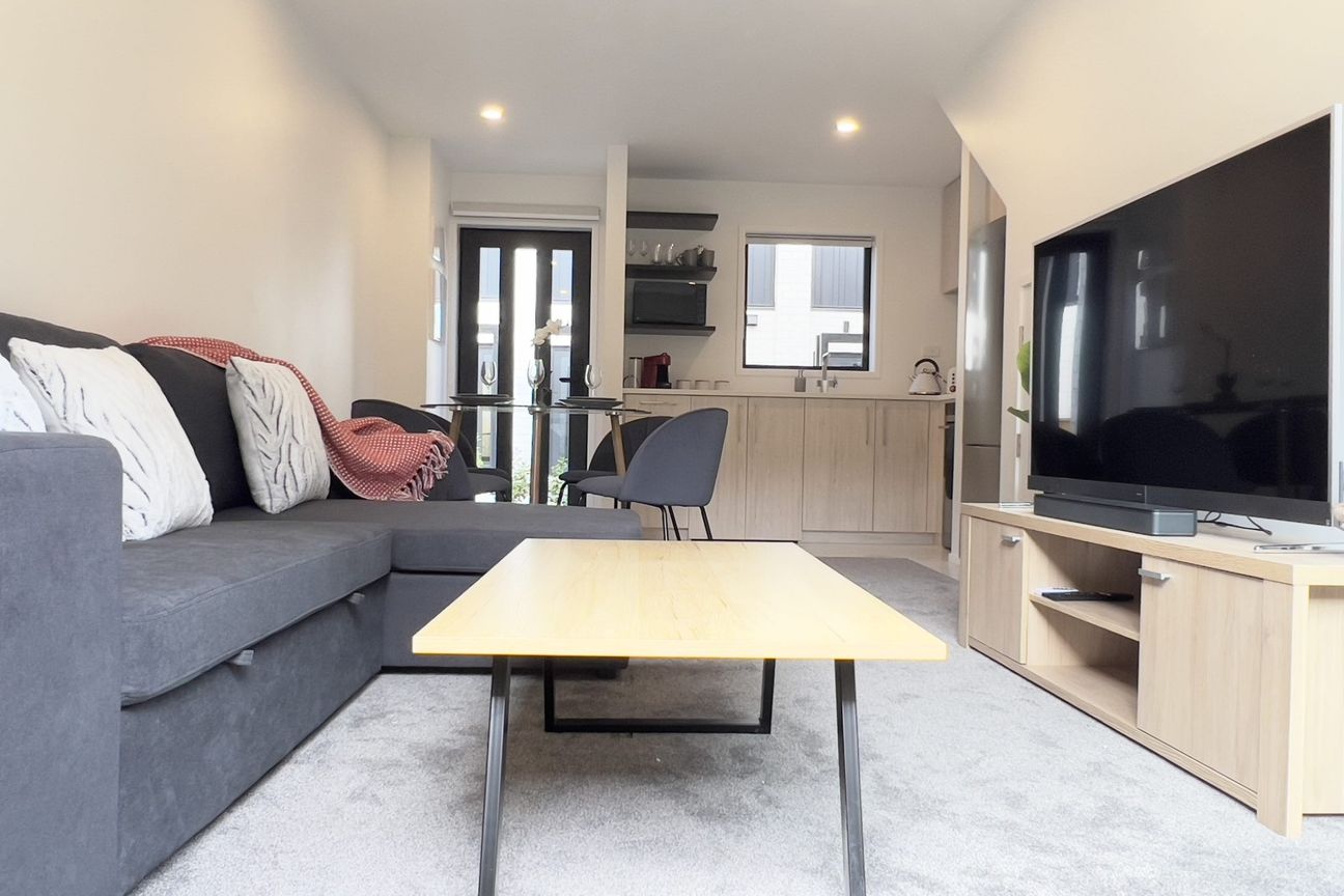FULLY FURNISHED STYLISHLY PRESENTED INNER CITY TOWNHOUSE! - Vista 4
