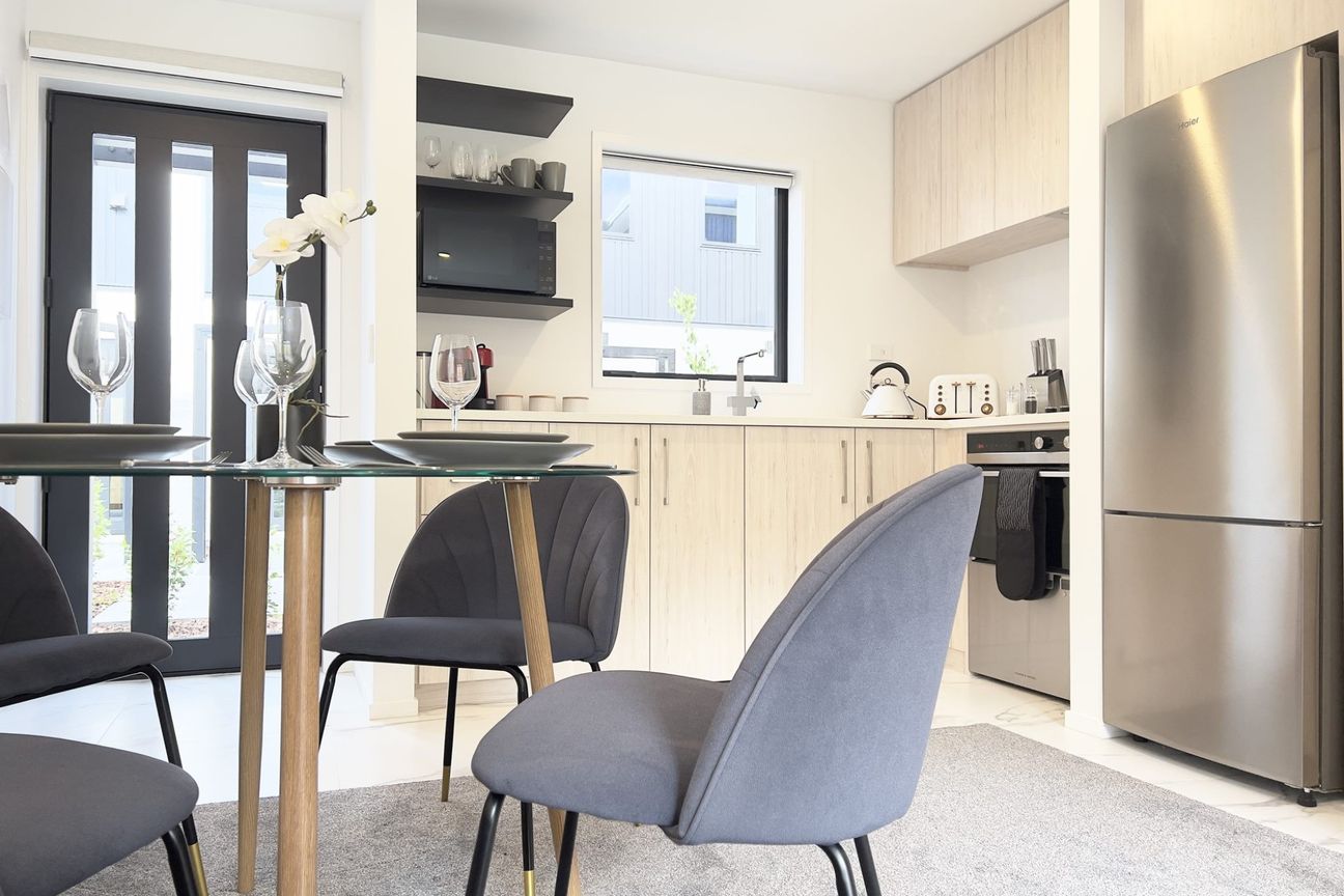 FULLY FURNISHED STYLISHLY PRESENTED INNER CITY TOWNHOUSE! - Vista 6