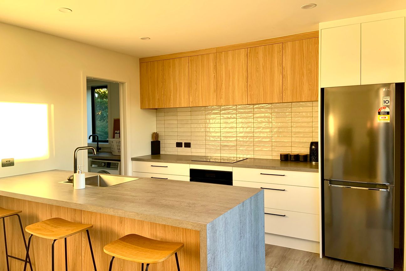 Fully Furnished and Renovated Sundrenched Bungalow - Aanzicht 3