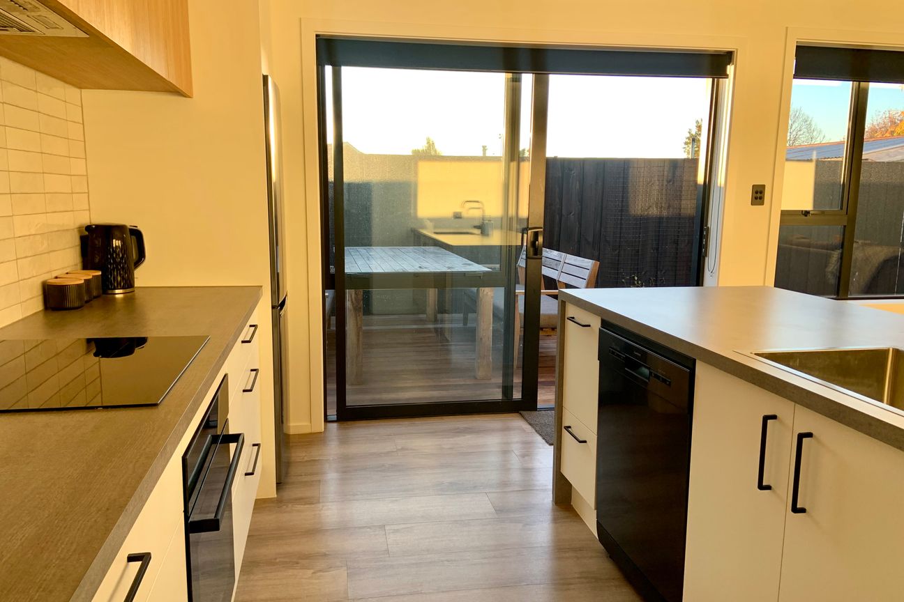 Fully Furnished and Renovated Sundrenched Bungalow - Meer