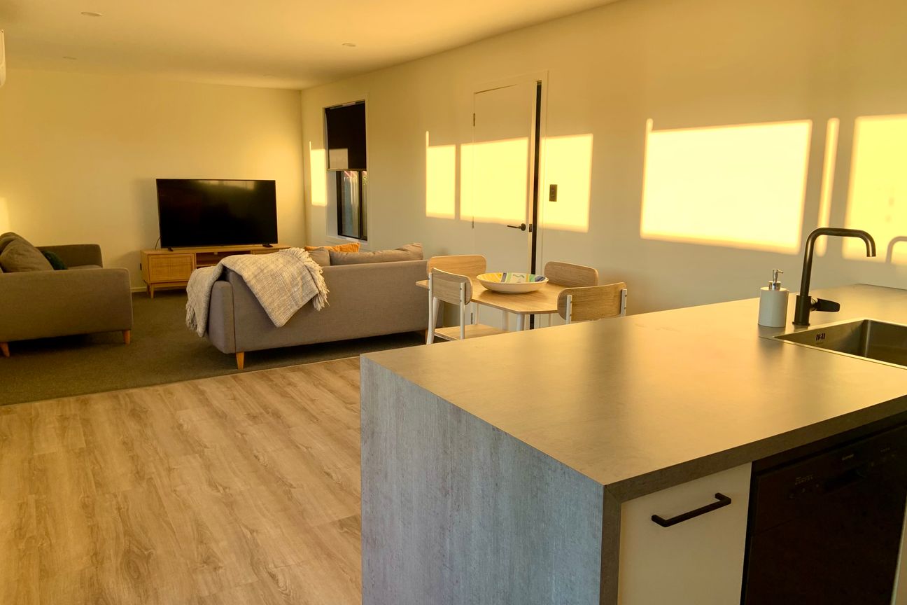 Fully Furnished and Renovated Sundrenched Bungalow - Aanzicht 4