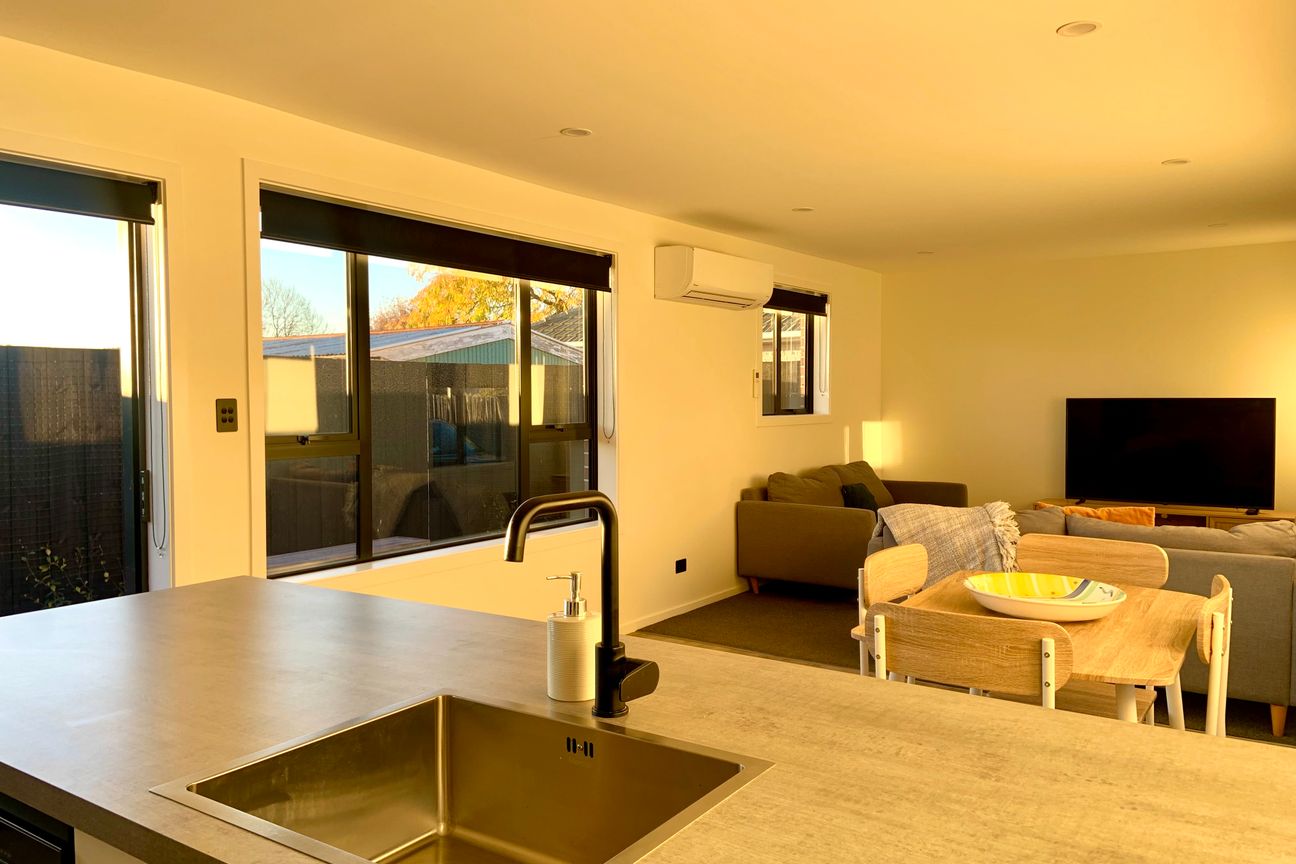 Fully Furnished and Renovated Sundrenched Bungalow - Aanzicht 5