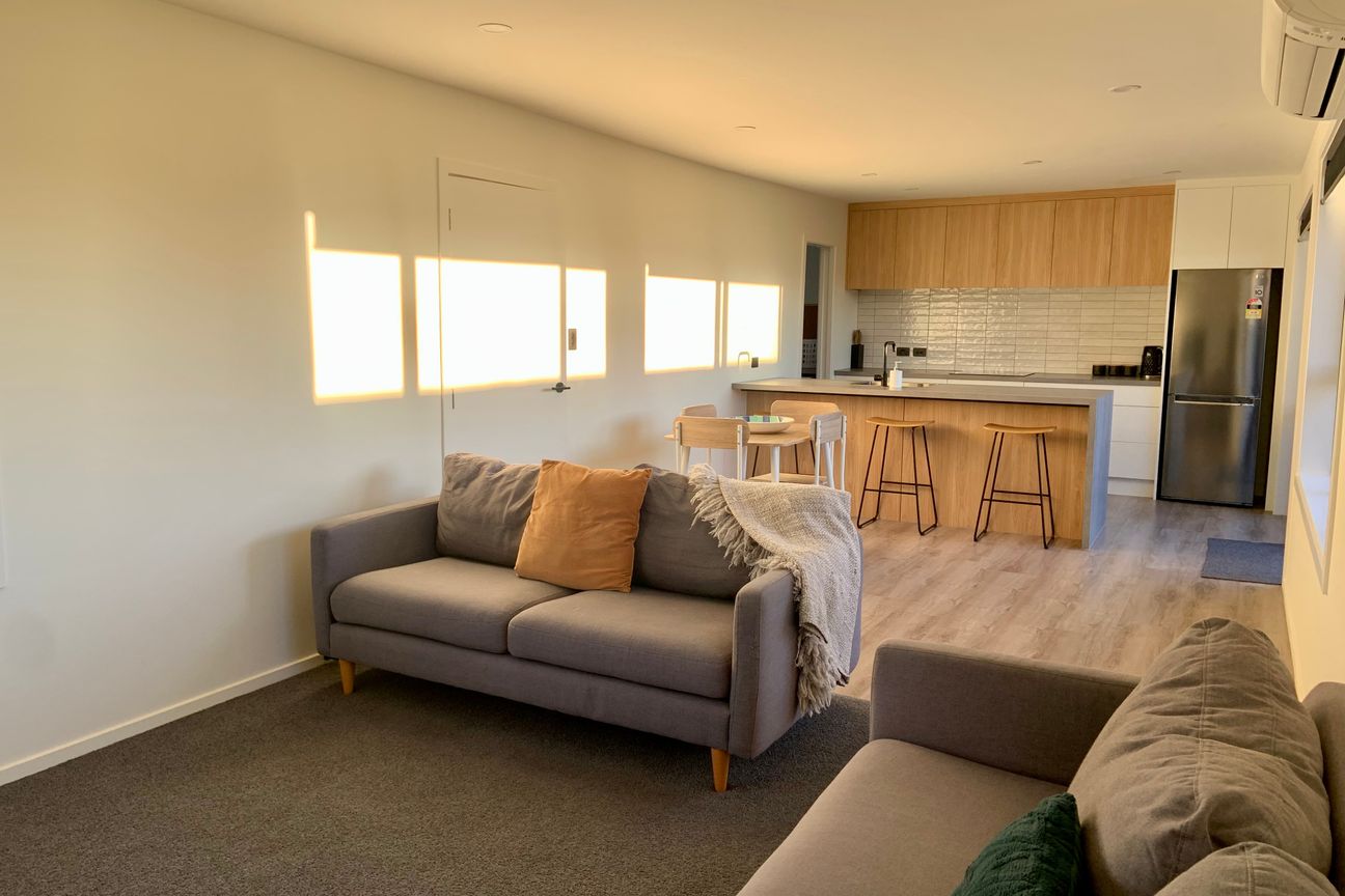 Fully Furnished and Renovated Sundrenched Bungalow - Aanzicht 6