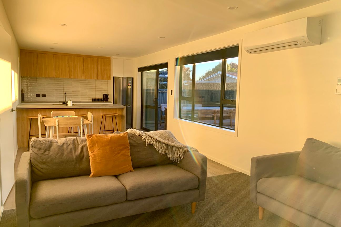 Fully Furnished and Renovated Sundrenched Bungalow - Aanzicht 2