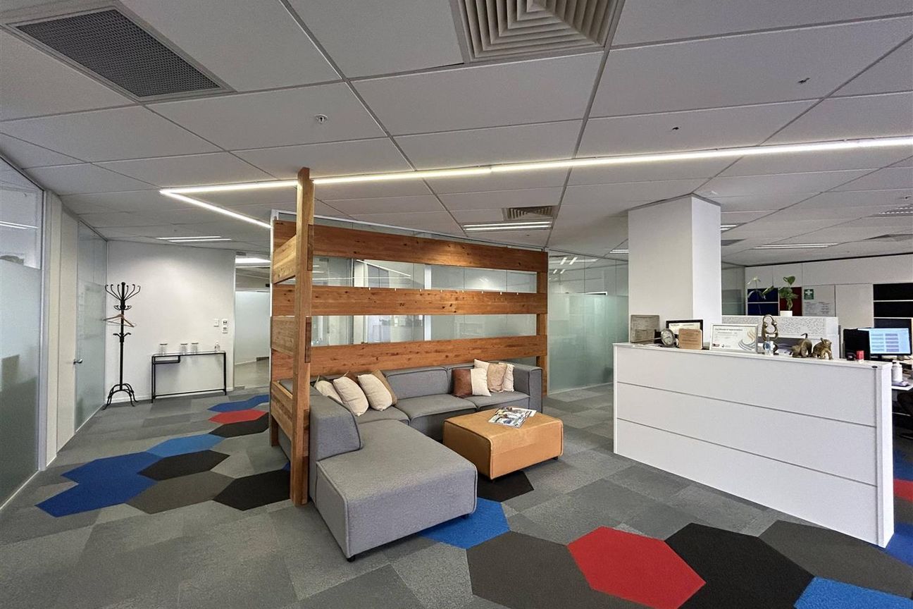 Savills - Modern Office Overlooking Broadway - Meer