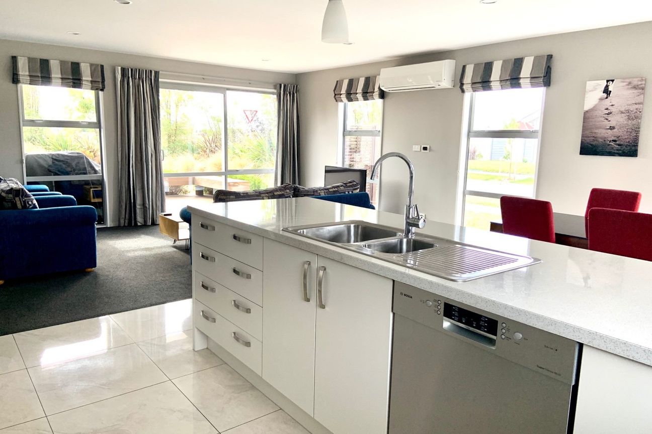 Immaculate fully furnished extra spacious family home situated in quiet subdivision! - Vista 2