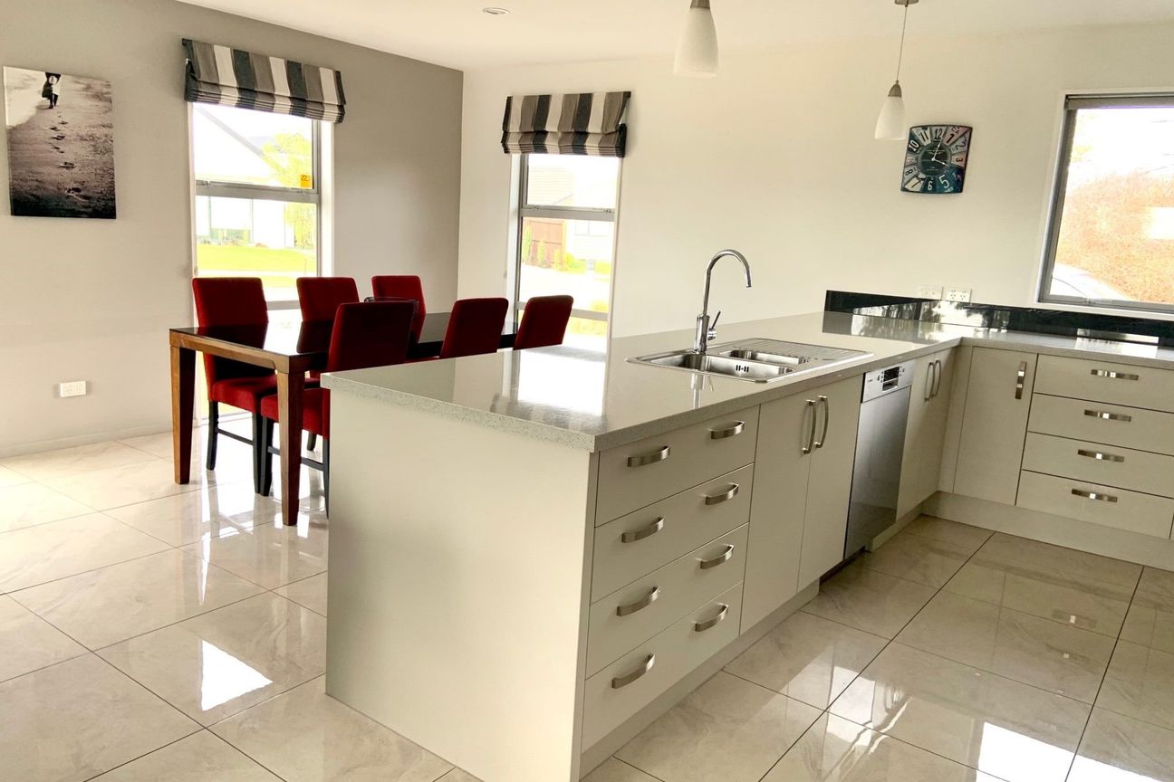 Immaculate fully furnished extra spacious family home situated in quiet subdivision! - Vista 3