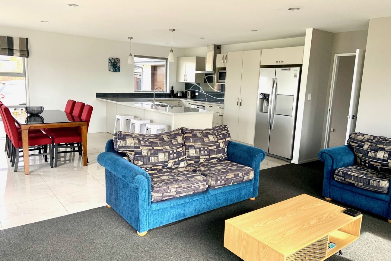 Immaculate fully furnished extra spacious family home situated in quiet subdivision! - Vista 5