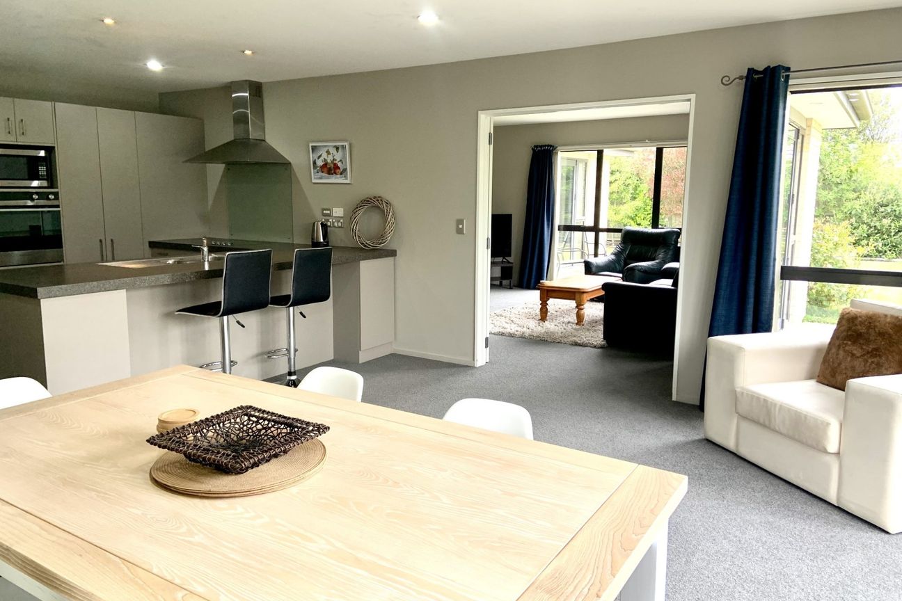 Fantastic fully furnished family home situated in a quiet cul-de-sac in established subdivision! - Więcej