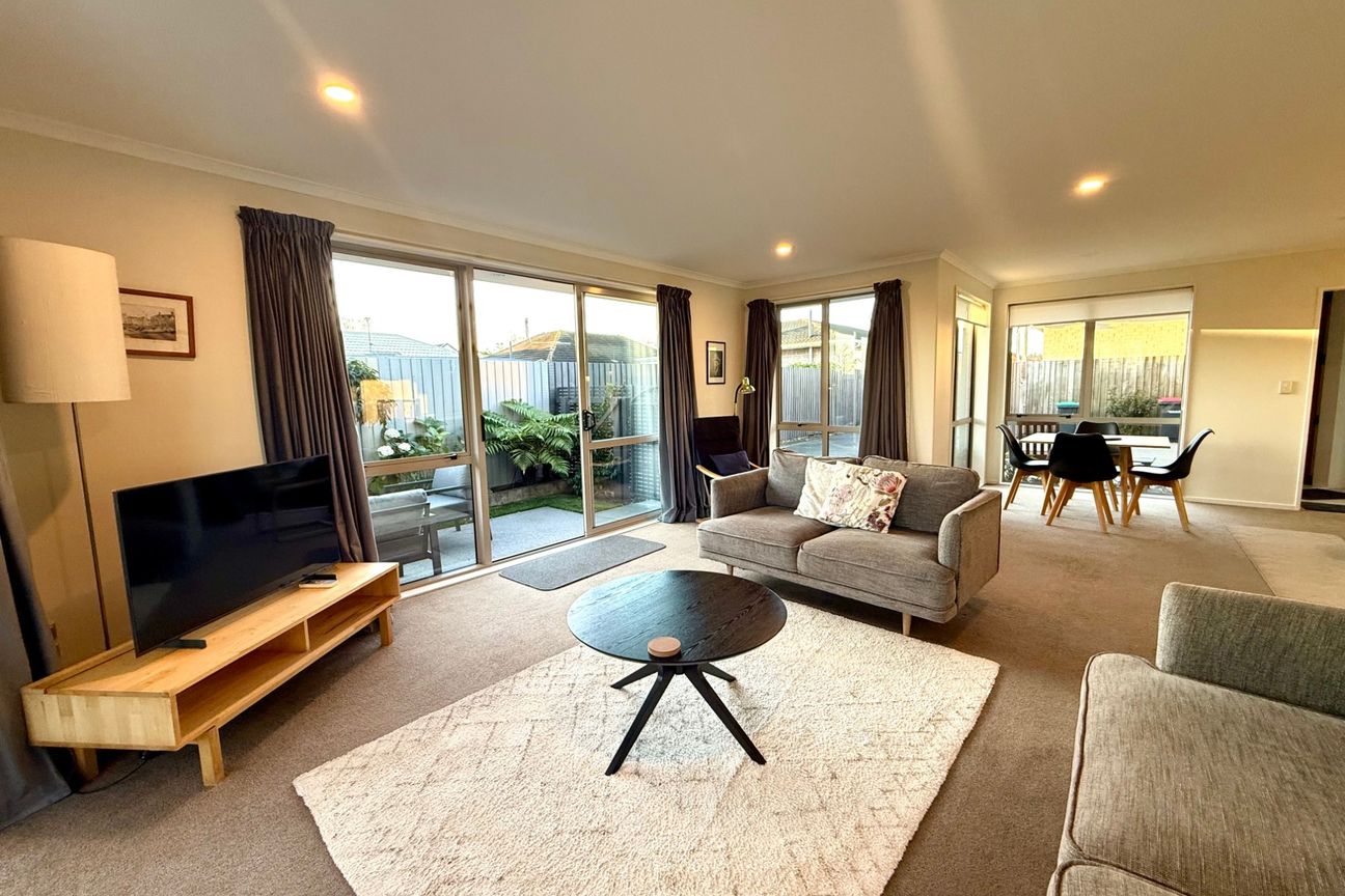 Sun drenched fully furnished 3 bedroom townhouse in quiet location! - Widok 3