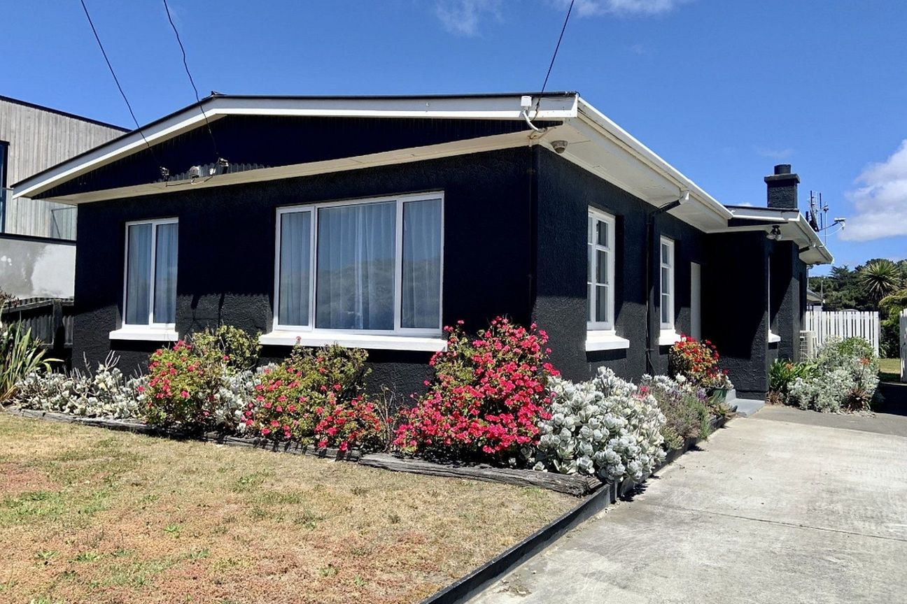Fully renovated & furnished stylish beachfront bungalow! - Widok 2