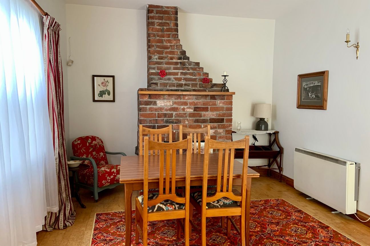 FULLY FURNISHED! Gorgeous, renovated fully furnished villa nestled on stunning large established garden! - Fler