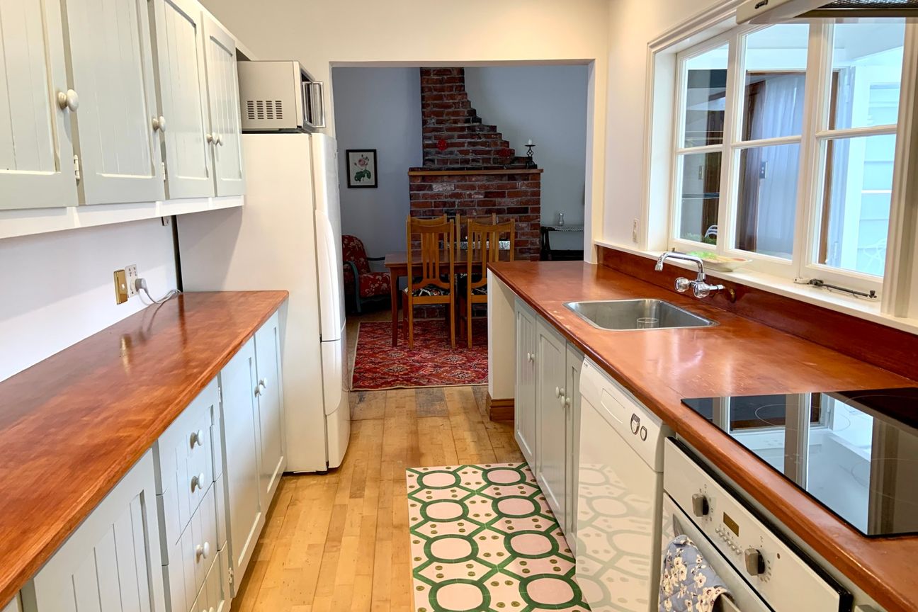 FULLY FURNISHED! Gorgeous, renovated fully furnished villa nestled on stunning large established garden! - Bild 4