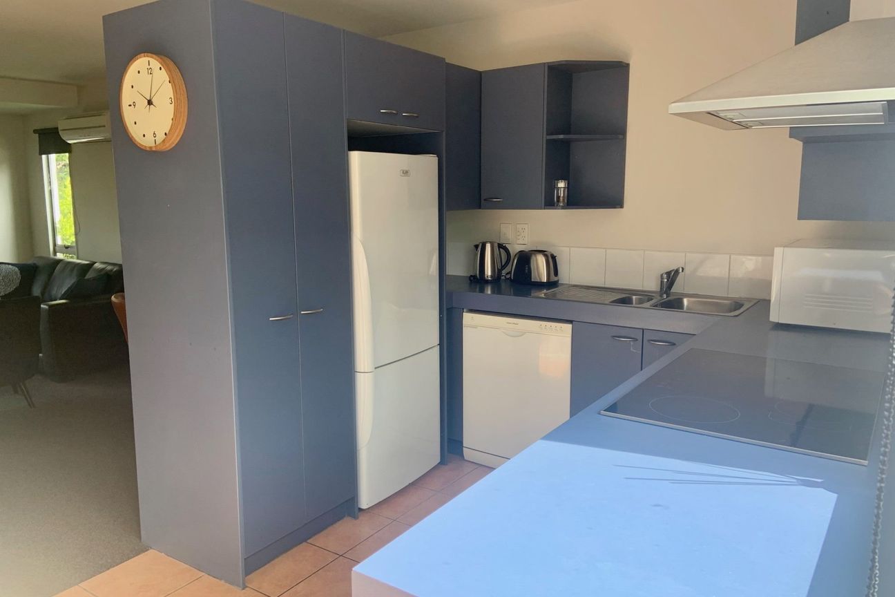Fully Furnished 2 - 3 Bedroom City Townhouse with Internal Access Garage! - Bild 4