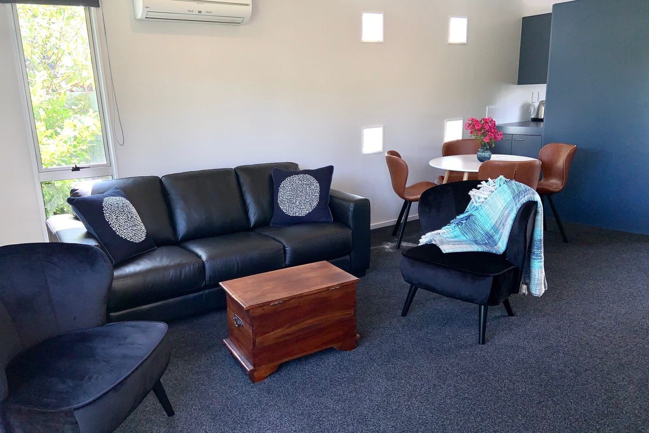 Fully Furnished 2 - 3 Bedroom City Townhouse with Internal Access Garage! - Bild 6