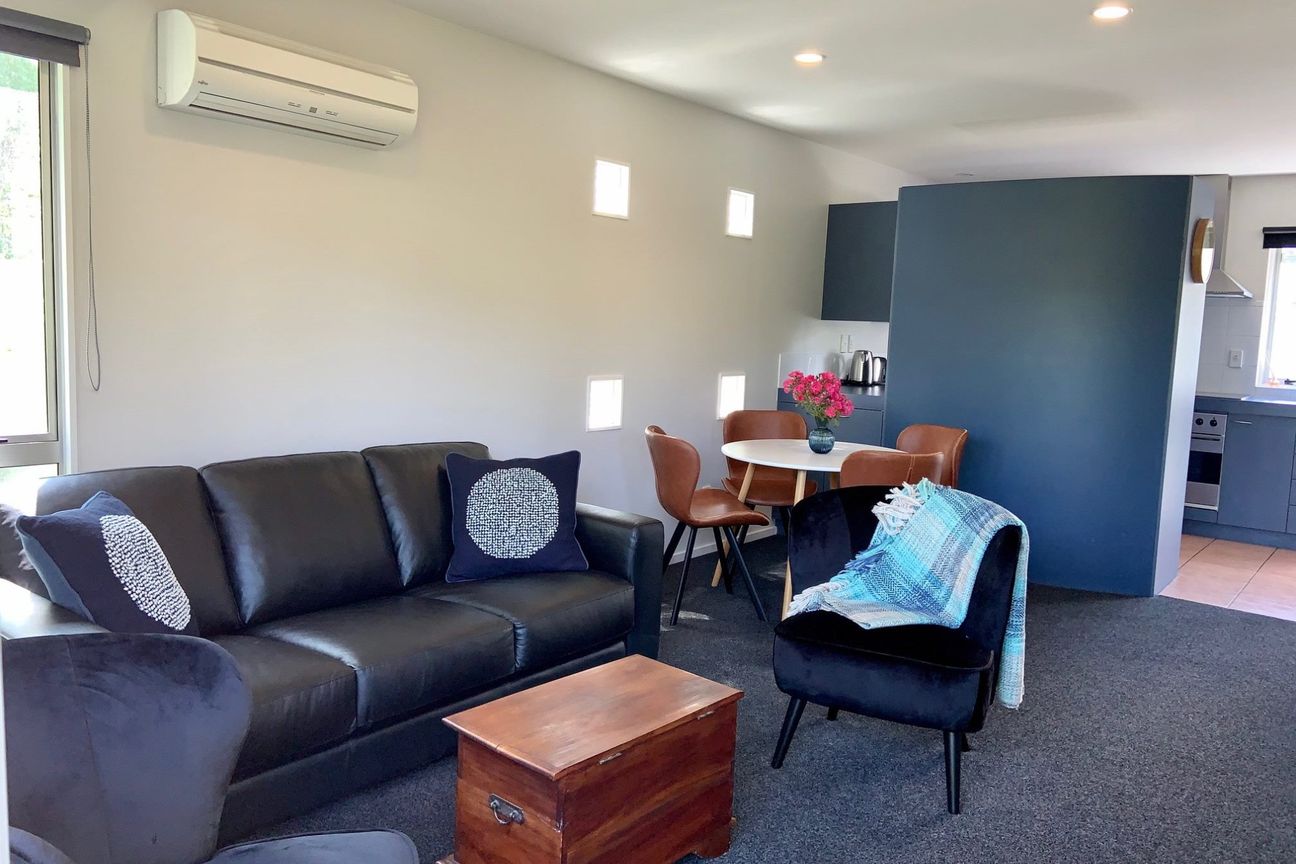 Fully Furnished 2 - 3 Bedroom City Townhouse with Internal Access Garage! - Fler