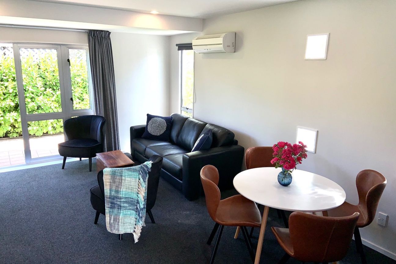 Fully Furnished 2 - 3 Bedroom City Townhouse with Internal Access Garage! - Bild 5