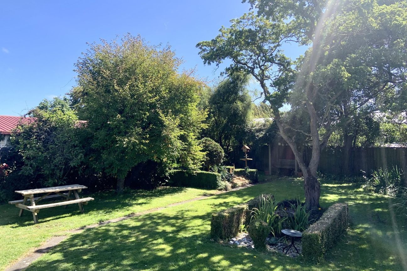 Very Cute Fully Furnished Retro Styled Bungalow Situated On Gorgeous Garden Setting! - Bild 2
