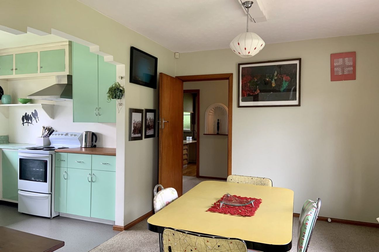 Very Cute Fully Furnished Retro Styled Bungalow Situated On Gorgeous Garden Setting! - Bild 6