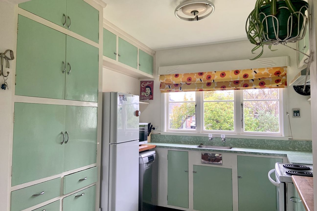 Very Cute Fully Furnished Retro Styled Bungalow Situated On Gorgeous Garden Setting! - Fler