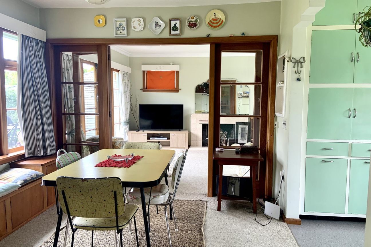 Very Cute Fully Furnished Retro Styled Bungalow Situated On Gorgeous Garden Setting! - Bild 4