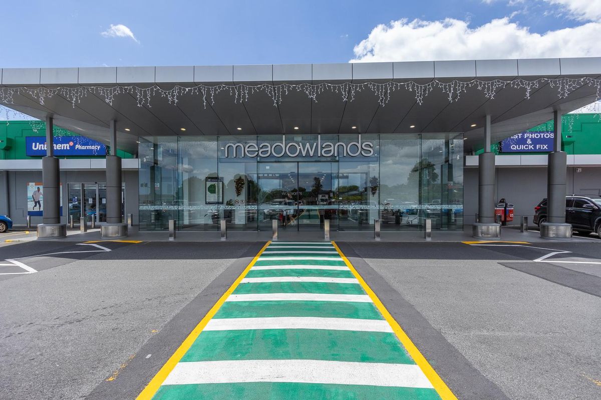 Meadowlands Plaza - Mai multe