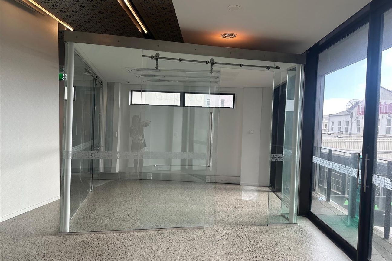 Character Office Space Available - Vaizdas 2