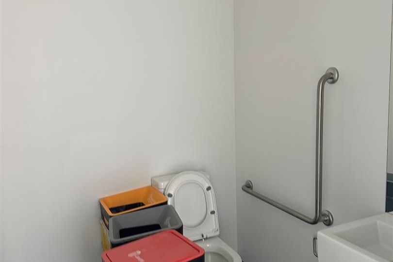 Character Office Space Available - Vaizdas 3