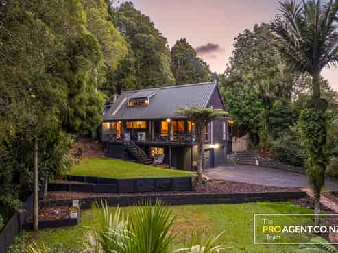 566 Scenic Drive, Waiatarua